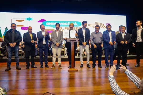 Governo de Minas transfere capital para Montes Claros durante entrega da Medalha Alysson Paolinelli