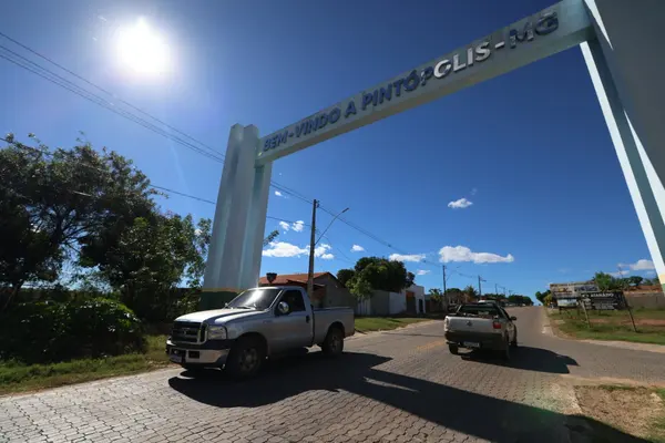 Governo de Minas vistoria obras de pavimentação de rodovia entre Pintópolis e Urucuia 