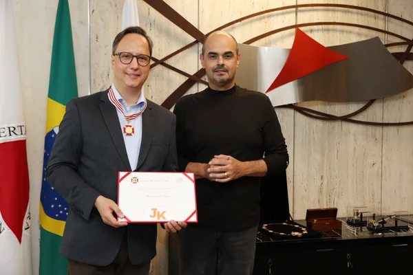 Governador de Minas entrega medalhas da Inconfidência e JK ao professor Márcio Luís de Oliveira