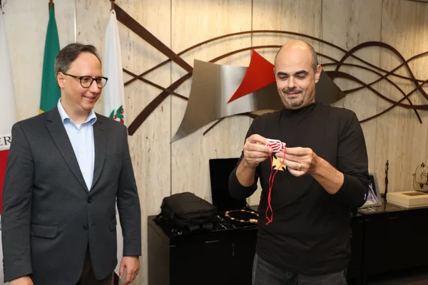 Governador de Minas entrega medalhas da Inconfidência e JK ao professor Márcio Luís de Oliveira