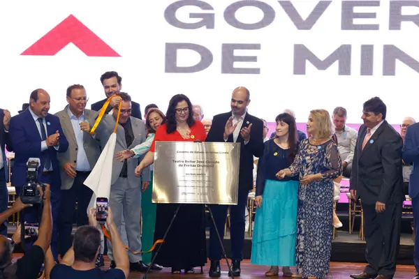 Governo de Minas transfere capital para Montes Claros durante entrega da Medalha Alysson Paolinelli