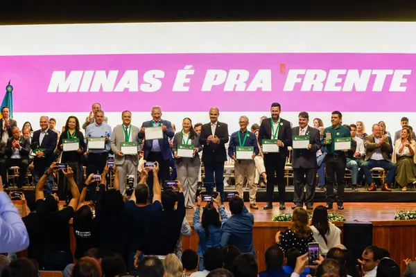 Governo de Minas transfere capital para Montes Claros durante entrega da Medalha Alysson Paolinelli
