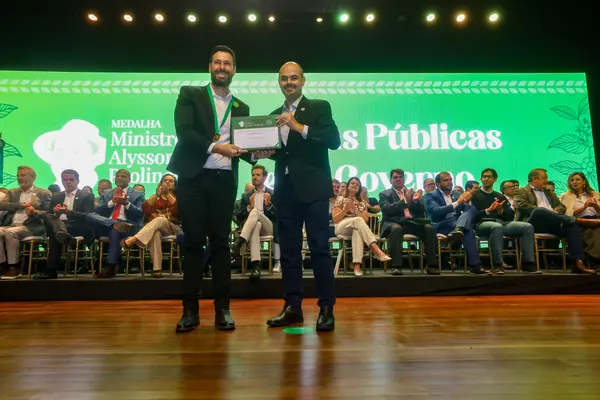 Governo de Minas transfere capital para Montes Claros durante entrega da Medalha Alysson Paolinelli