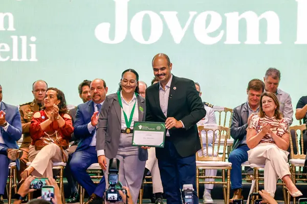 Governo de Minas transfere capital para Montes Claros durante entrega da Medalha Alysson Paolinelli