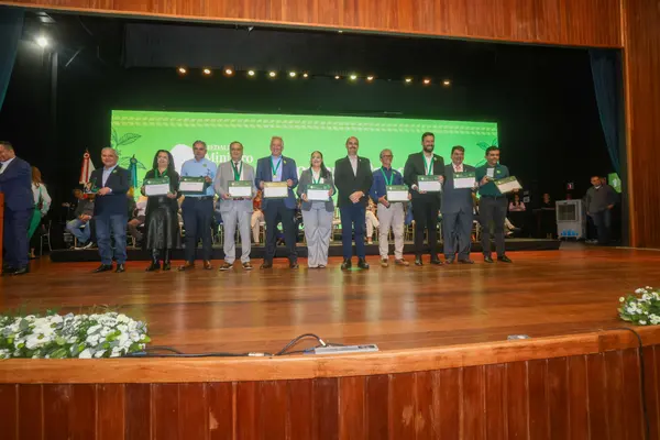 Governo de Minas transfere capital para Montes Claros durante entrega da Medalha Alysson Paolinelli