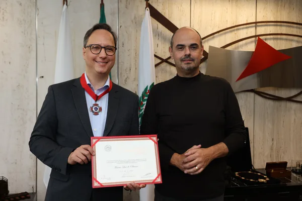 Governador de Minas entrega medalhas da Inconfidência e JK ao professor Márcio Luís de Oliveira
