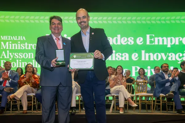 Governo de Minas transfere capital para Montes Claros durante entrega da Medalha Alysson Paolinelli