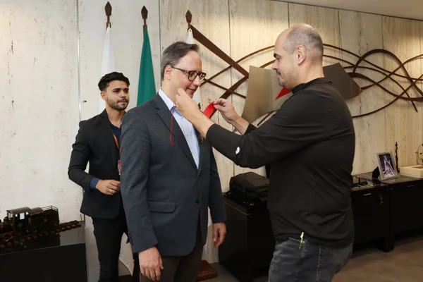 Governador de Minas entrega medalhas da Inconfidência e JK ao professor Márcio Luís de Oliveira