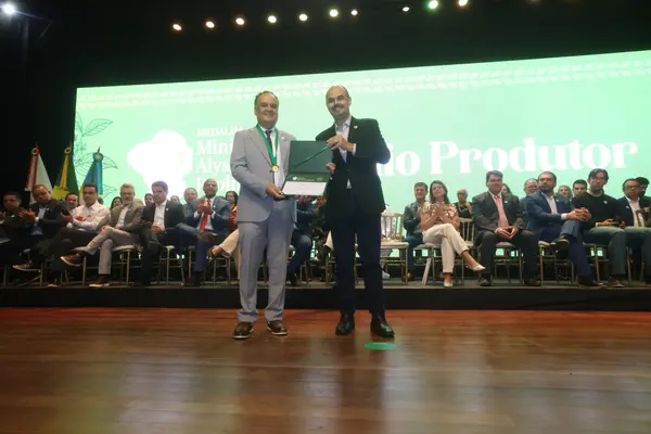 Governo de Minas transfere capital para Montes Claros durante entrega da Medalha Alysson Paolinelli