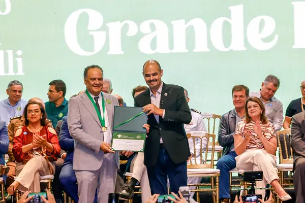 Governo de Minas transfere capital para Montes Claros durante entrega da Medalha Alysson Paolinelli