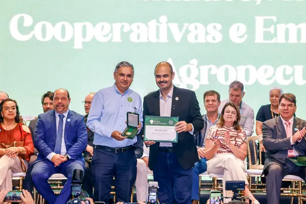 Governo de Minas transfere capital para Montes Claros durante entrega da Medalha Alysson Paolinelli