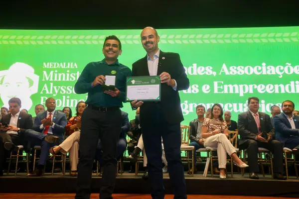 Governo de Minas transfere capital para Montes Claros durante entrega da Medalha Alysson Paolinelli