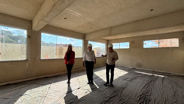 Vice-governador vistoria obras de escola estadual em Maripá de Minas
