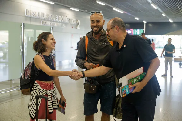 Vice-governador recepciona turistas que chegam a Aeroporto de Confins para carnaval em Belo Horizonte