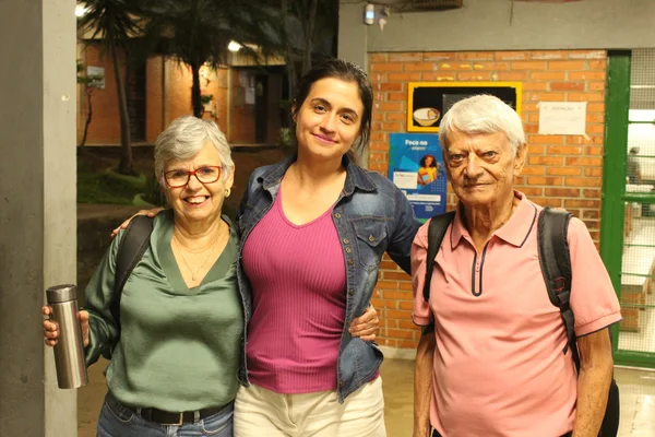 Aos 72 e 82 anos, casal retorna aos estudos e inspira comunidade escolar em Minas Gerais