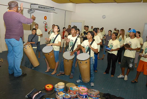 Alunos participam de oficinas de teatro, circo, canto e percussão