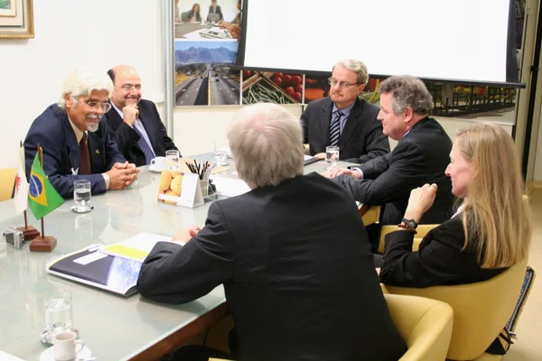Secretário Marcio de Lacerda durante encontro com delegação alemã