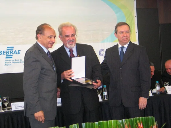 Ministro das Cidades, Márcio Fortes, entregou o prêmio ao presidente da Cohab-MG, Teodoro Lamounier