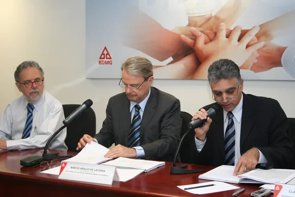 Secretário Marcio de Lacerda (C) participa da reunião do Coind