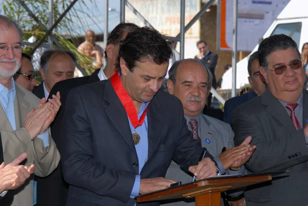 O governador Aécio Neves assinou ordem de serviço para início de obras em Sete Lagoas