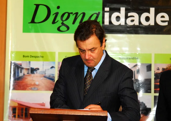 O governador Aécio Neves assina o convênio que vai beneficiar idosos de várias regiões de Minas