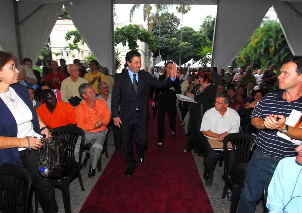 Governador cumprimenta as pessoas na chegada do evento