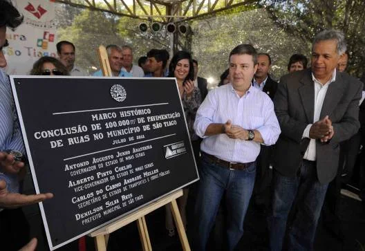 Placa comemorativa à conclusão dos 100 mil metros de pavimentação de vias