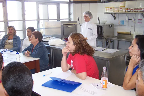 Funcionários da Hemominas aprendem a forma correta de manipular alimentos
