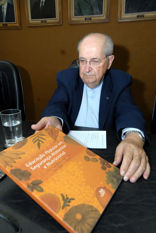 Dom Mauro Morelli durante lançamento do livro em Belo Horizonte