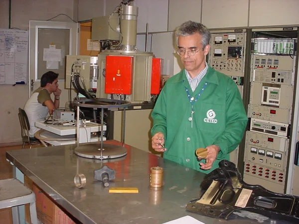  Pesquisador do Cetec, José Roberto Tavares Branco, do setor de Materiais Ópticos e Eletrônicos