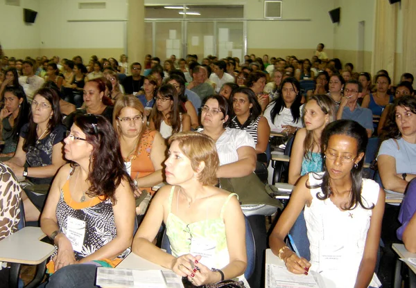 Tutores vão atuar nas áreas de Artes Visuais, Ciências Biológicas, Humanas e Sociais