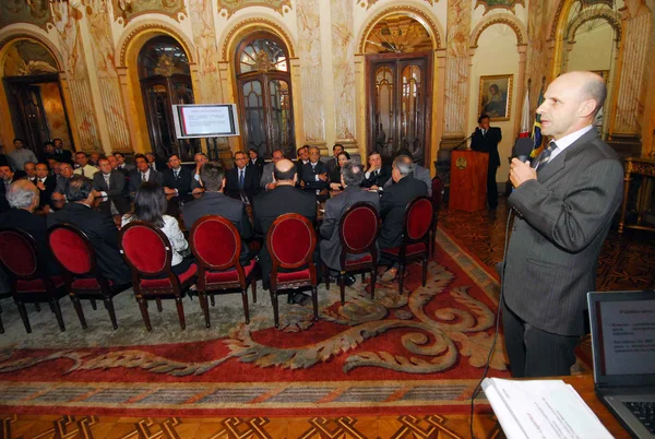 O subsecretário de Receita Estadual, Pedro Meneguetti, faz apresentação das medidas fiscais