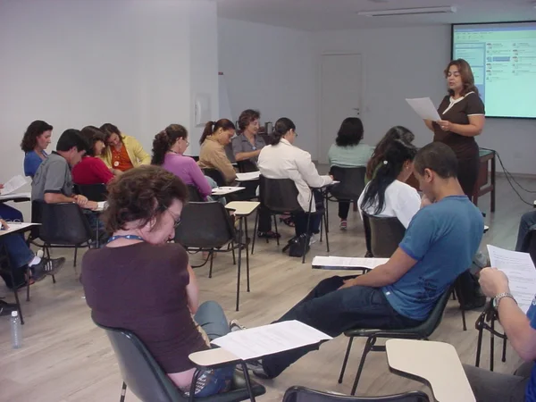 Especialista em Biossegurança da Funed, Maria Helena Savino, ministra programa de capacitação