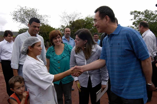 Presidente da Associação de Brejo, Cleunides dos Reis, cumprimenta Justin Yifu Lin
