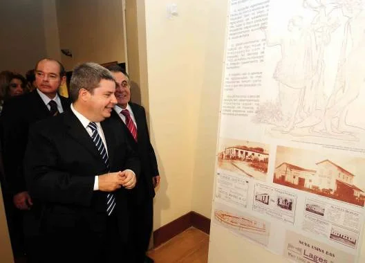 O governador Antonio Anastasia na casa de Olegário Maciel