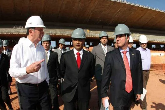 Sergio Barroso (E) acompanhou parlamentares durante visita ao Mineirão