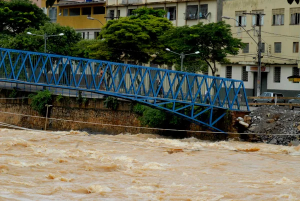 O nível do rio Muriaé, na avenida JK, subiu consideravelmente