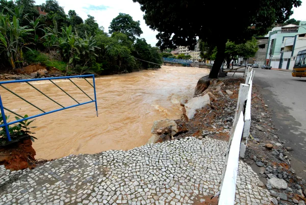 Vários estragos ocorreram na avenida JK por causa da cheia do rio Muriaé