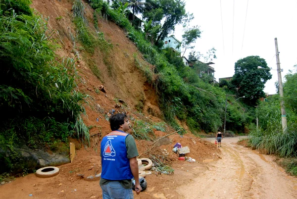 Na rua Nilton Resende no Bairro Encoberta ocorreram deslizamento de terras