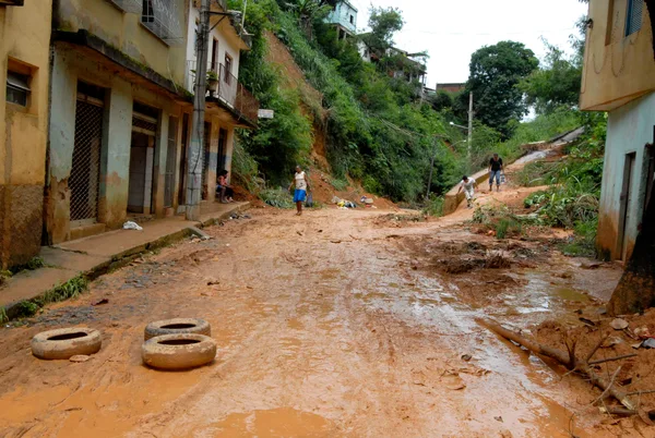 A lama atingiu as casas da rua Nilton Resende, no bairro Encoberta, onde ocorreram deslizamentos