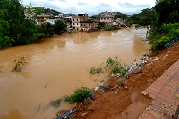 Por causa das fortes chuvas, 103 pessoas já foram encaminhadas nos seis abrigos da cidade.