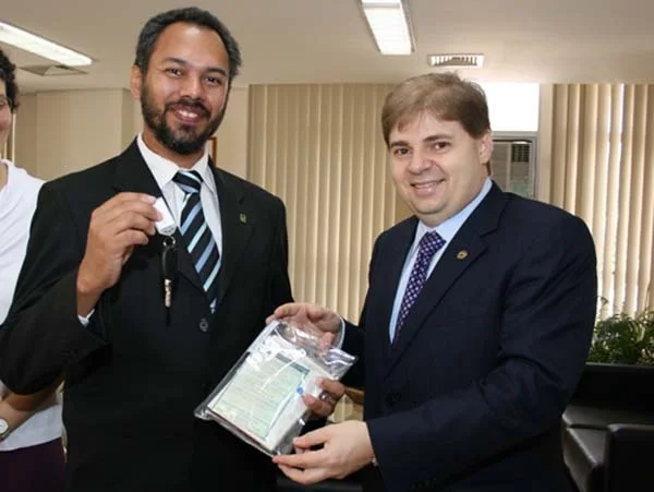 Agostinho Patrús Filho entrega a chave e os documentos para Jean Carlos Rocha