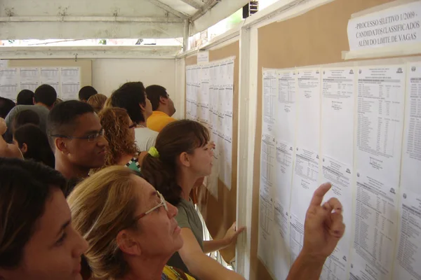 Estudantes conferem listas de aprovados no Campus Universitário Professor Darcy Ribeiro
