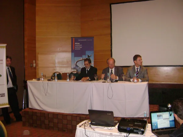 O secretário Alberto Portugal (E) ao lado dos australianos Pette Beattie e Greg Walls
