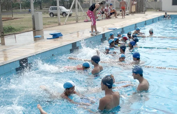 O projeto acontece na piscina olímpica do Centro Esportivo Universitário Reitor João Valle Maurício
