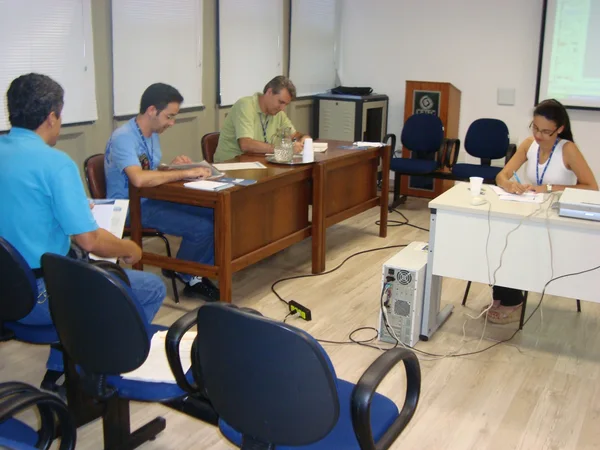 Estudante Larissa Noemi Silva é avaliada por banca examinadora após apresentação de trabalho