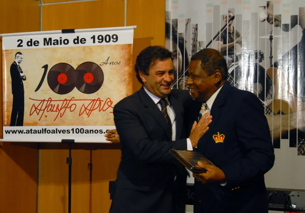 O governador entregou uma placa a Ataulfo Alves Júnior