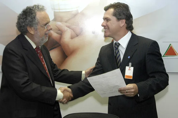 O presidente do BDMG, Paulo Paiva entregou ao acionista Cássio Azevedo termo de liberação do recurso