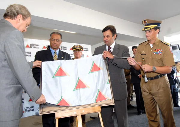 O governador Aécio Neves e o prefeito de BH, Marcio Lacerda, durante a inauguração do novo batalhão