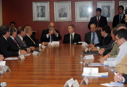 Governador Anastasia (C) durante encontro com lideranças empresariais